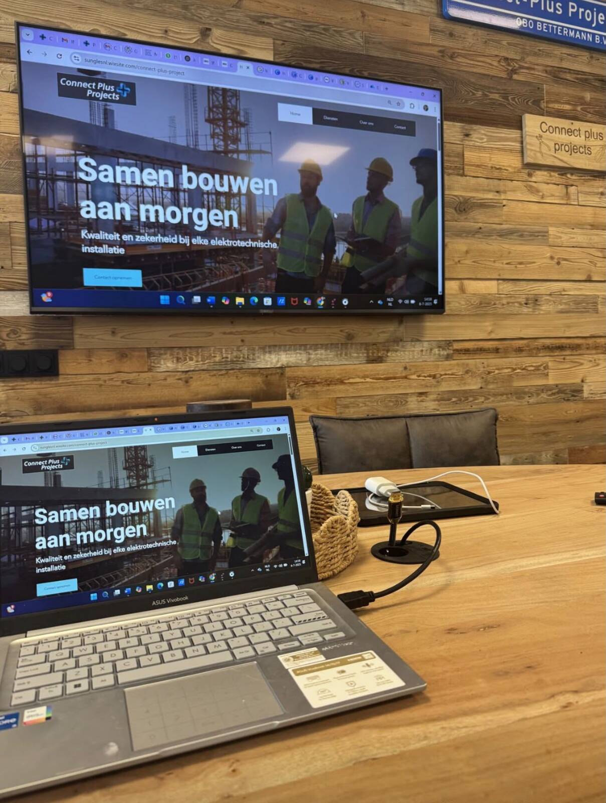 Connect Plus Projects website op schermen